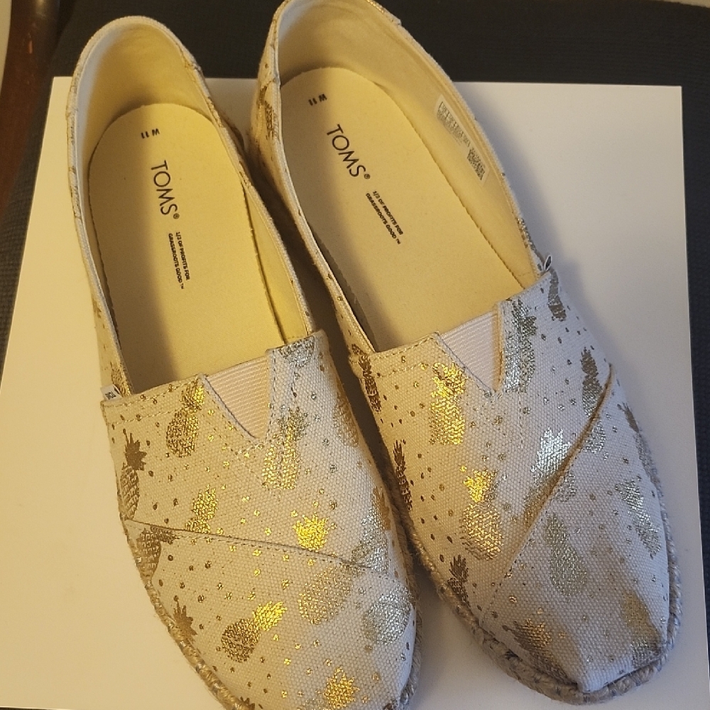 TOMS Women's Shimmering Gold and Cream Espadrilles Pineapple Print
